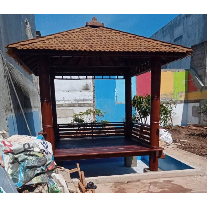 Gazebo Kayu Glugu Ukuran 2,5x2,5 Meter Atap Sirap Tiang Motif, Gasebo Kolam Ikan