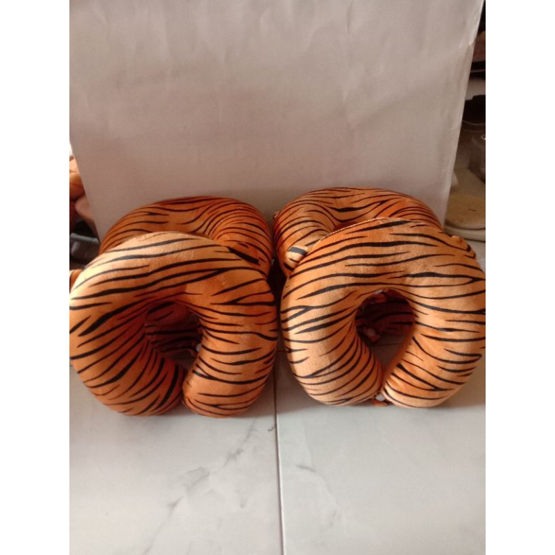 Bantal leher motif bantal leher karakter macan bantal leher empuk lembut bantal leher pake kancing virall murah