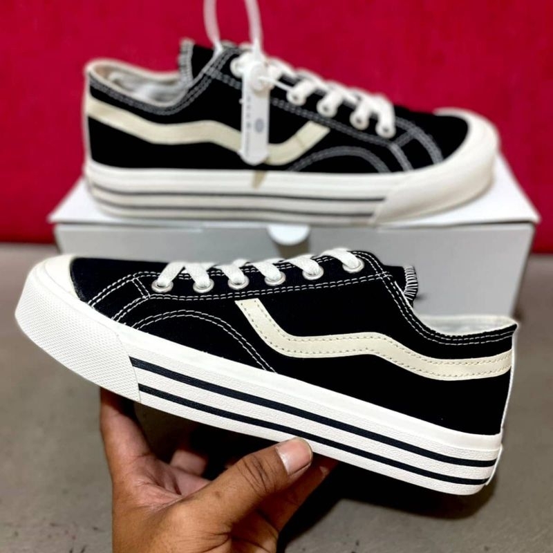 Sepatu Ventela Public Hitam Kombinasi Putih