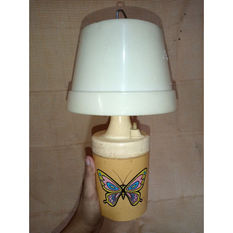 Pajangan lampu meja jadul kupu-kupu (kondisi mati)