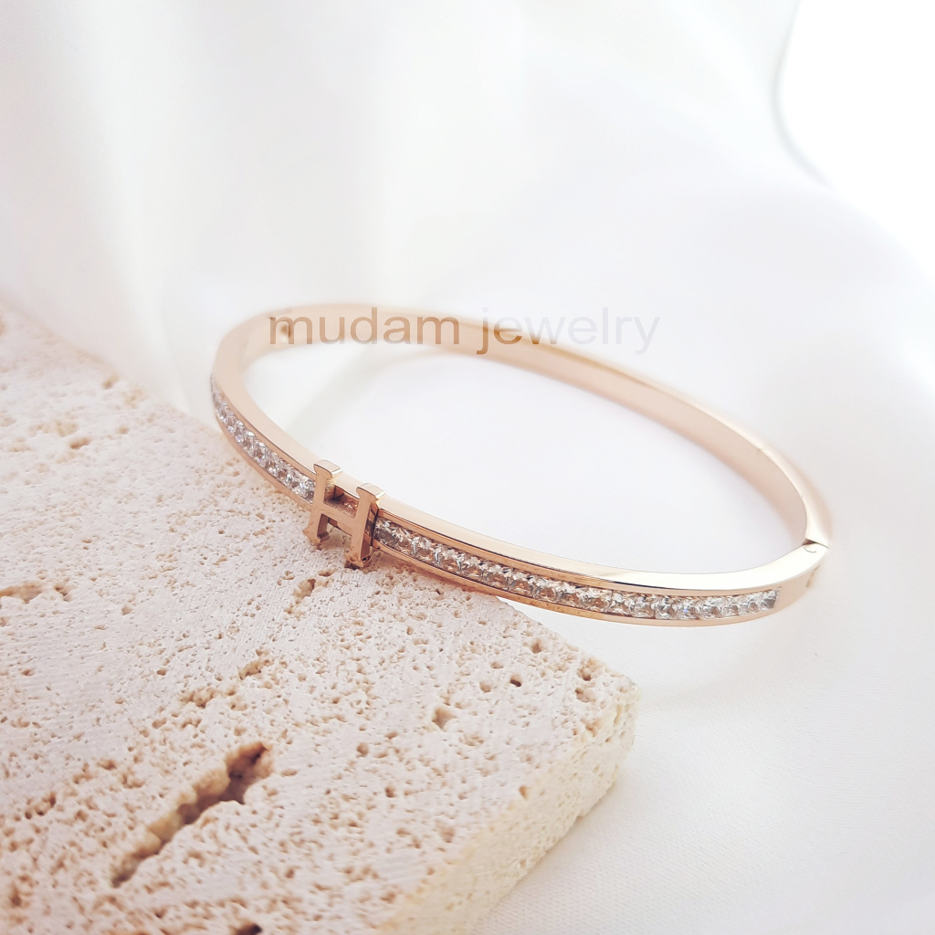 Gelang Bangle Titanium Aksen Diamonds Huruf H