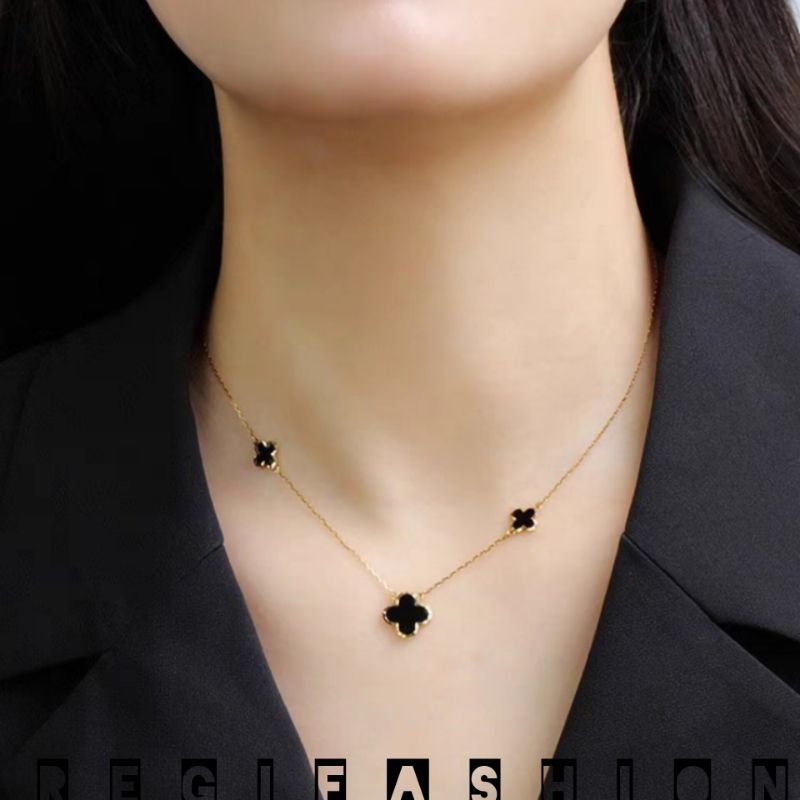 KALUNG TITANIUM WANITA LIONTIN BUNGA CLOVER HITAM KALUNG WANITA KOREA KEKINIAN ANTI KARAT TIDAK LUNTUR