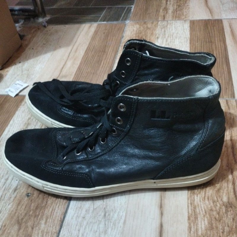 SEPATU LLOYD