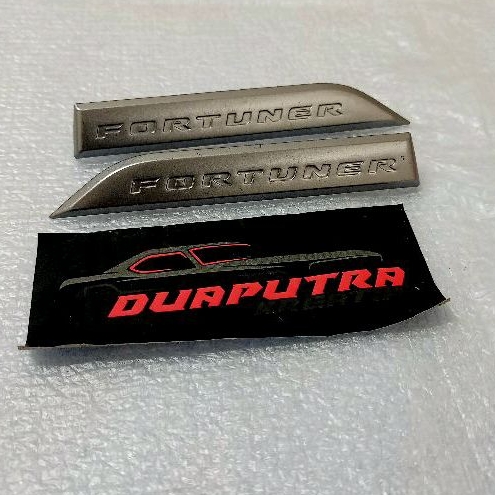 Emblem garnish doortrim segitiga pintu dalam fortuner oroginal