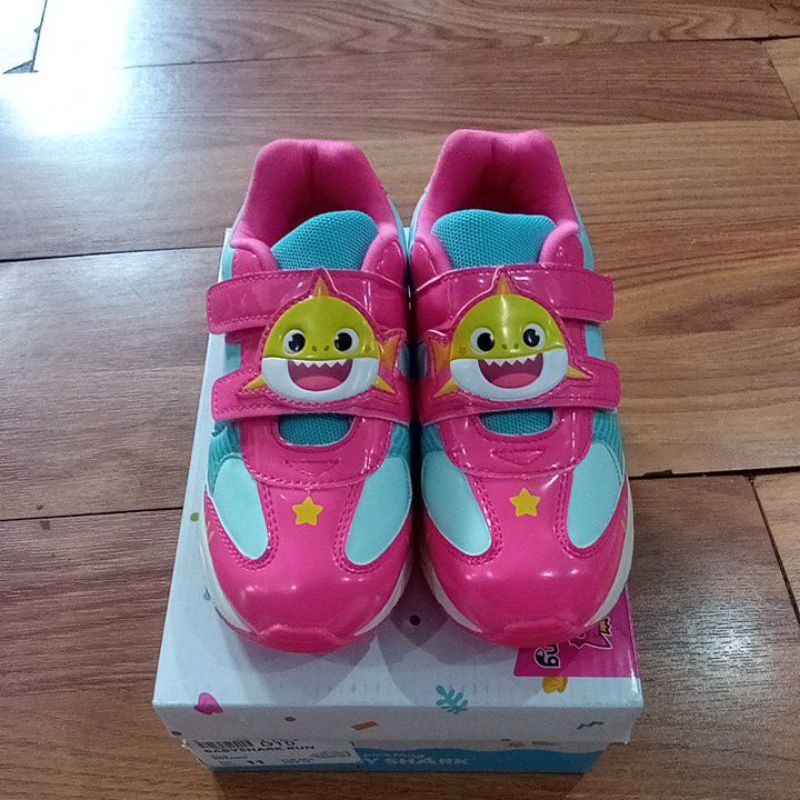 sepatu pinkfong babyshark run