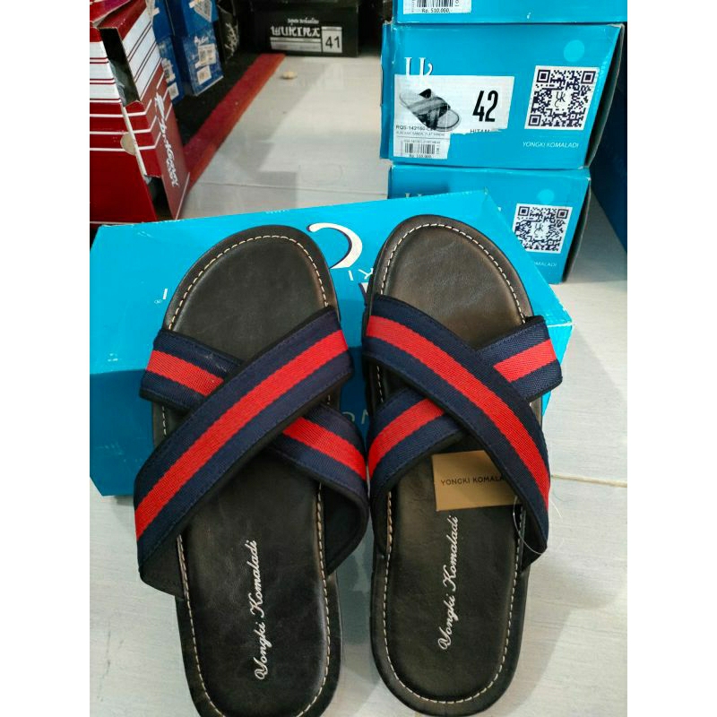 sandal pria Yongki Komaladi cuci gudang matahari