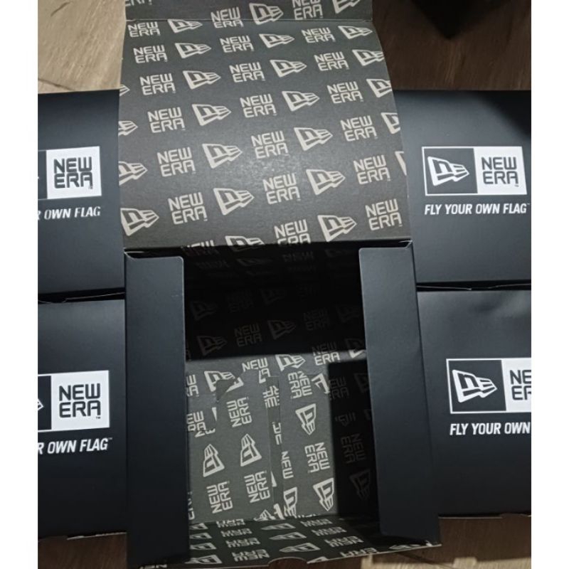 

Dus box topi new era