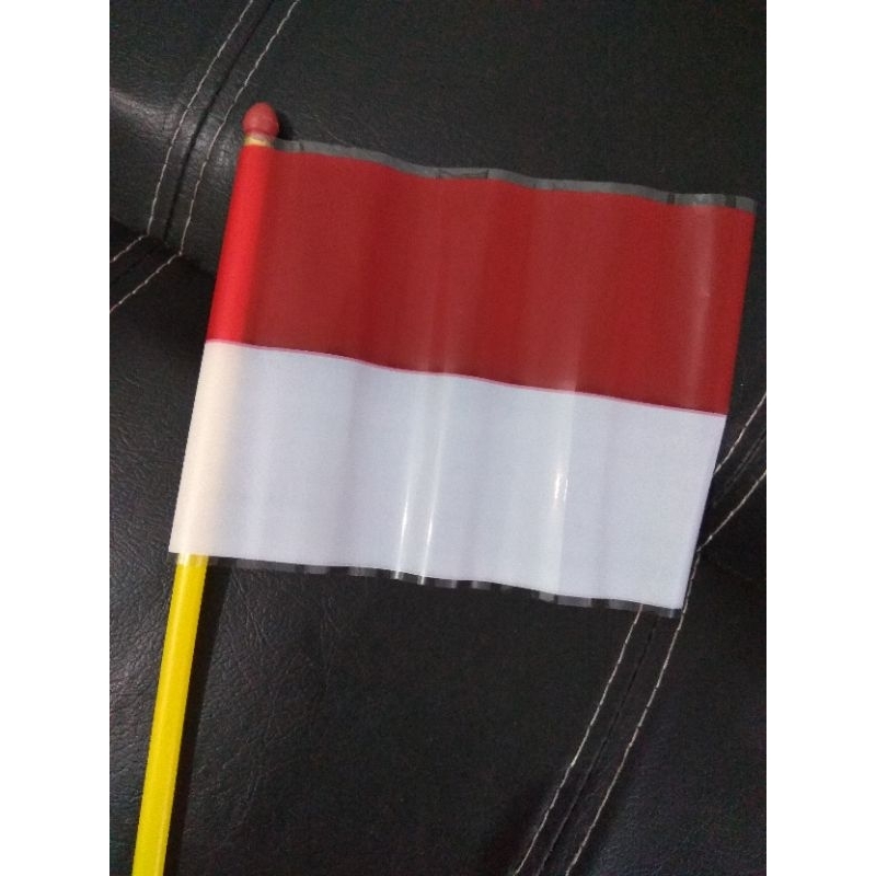 bendera merah putih plastik. bendera pawai 17an bendera Agustusan kemerdekaan Indonesia