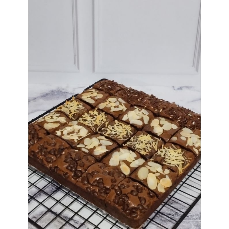 

Shiny Brownies Sekat Brownies Potong Brownis Cake Dengan Topping Brownis