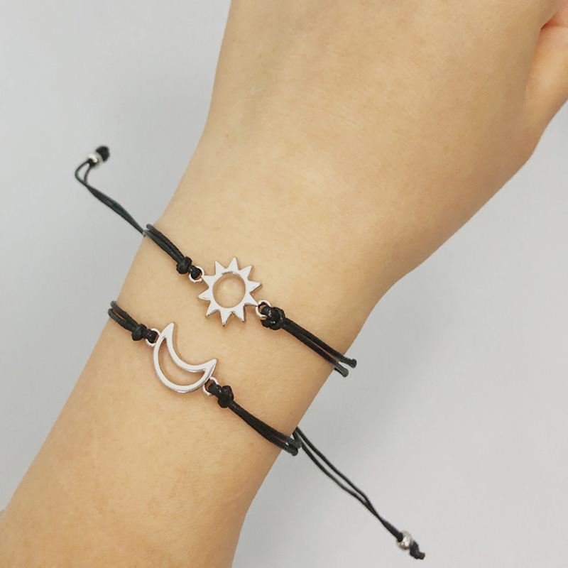 COD 2Pcs Unisex Moon Sun Style Adjustable Couple Gelang Aksesoris Hadiah Teman/1 Pasang Gelang Couple Hitam Pasangan Love Astronaut Adjustable Tali Kartun Lucu Fashion Pria Dan Wanita Perhiasan Aksesoris-Totall