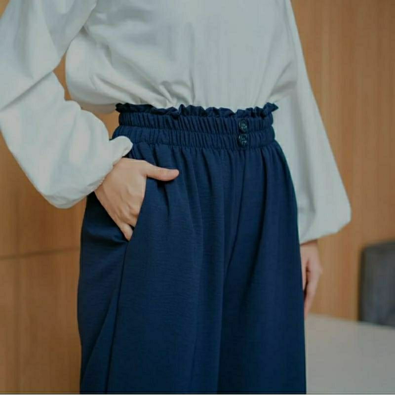 Celana Kulot Kringkle Kancing Dua  diDepan