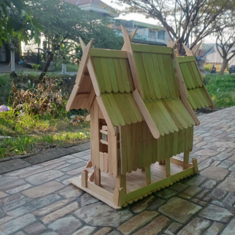 miniatur rumah Betang adat Dayak Kalimantan Tengah long house panjang