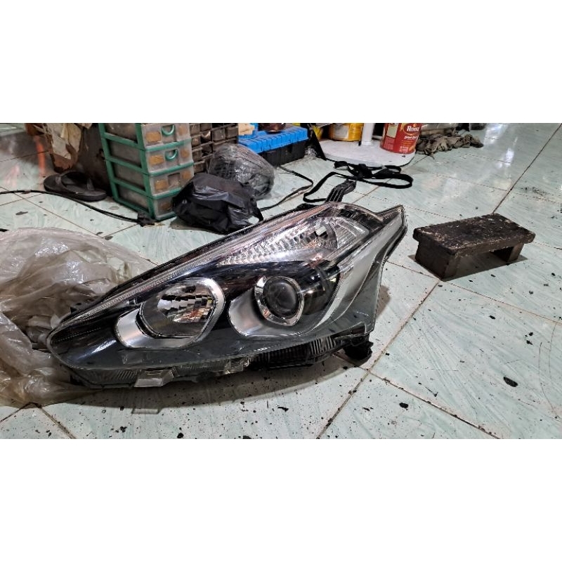 headlamp toyota sienta