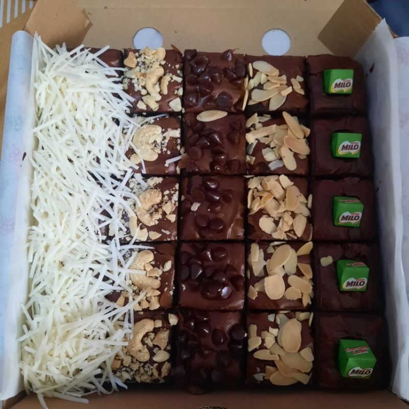 

Brownies Sekat dengan toping