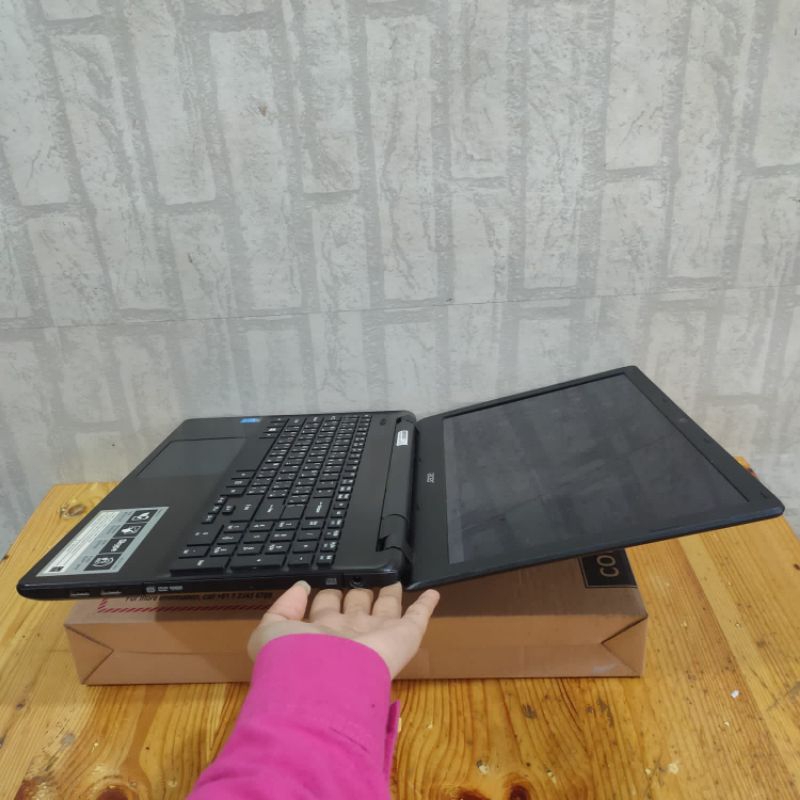 Laptop Acer Aspire E5-571 Cor i3-4005U Ram 4Gb/HDD 500Gb Layar 15inch Full aplikasi siap pakai