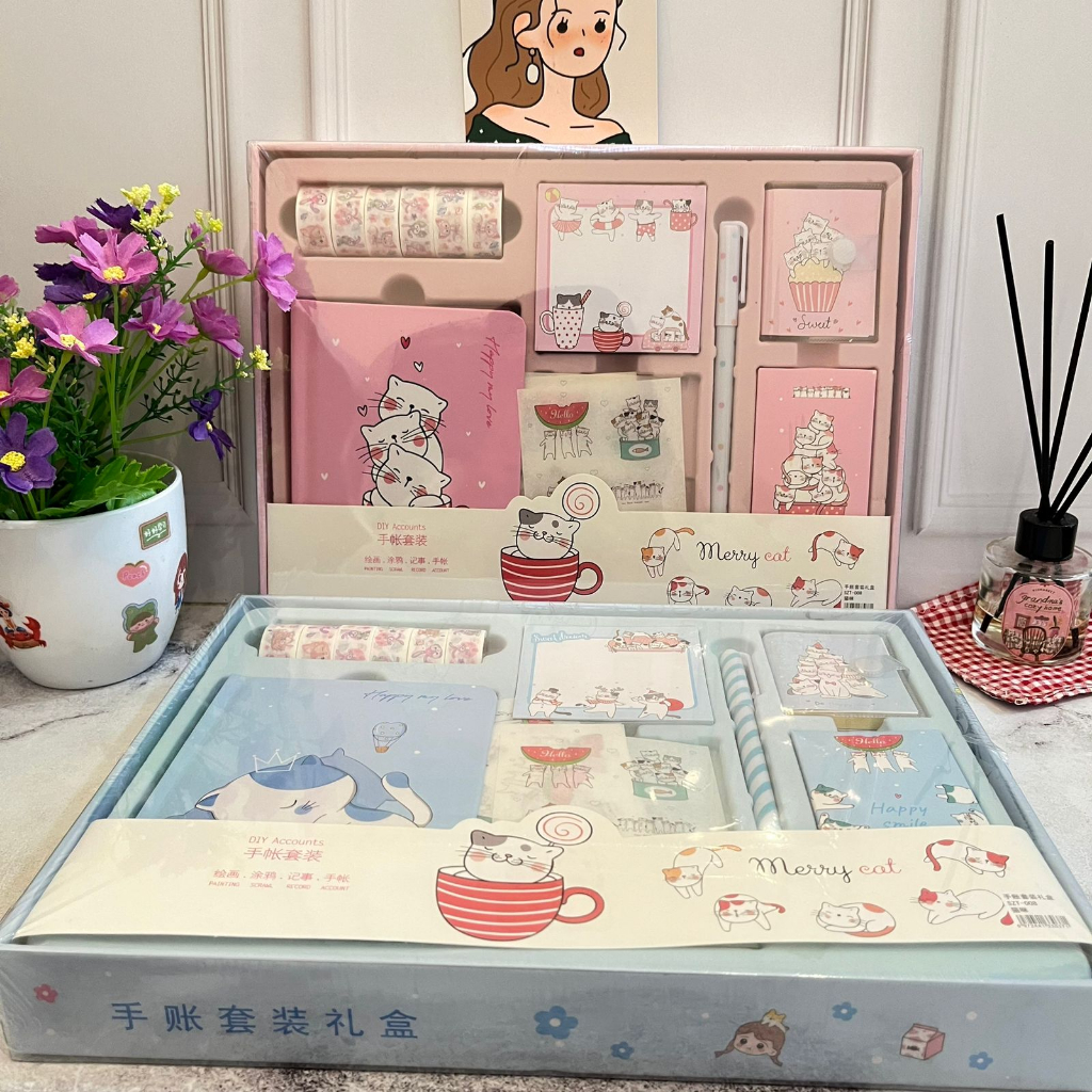 

Paket Jurnal 7in1 Motif MERRY CAT ready 2 Warna Super Komplit / Paket Box isi 7 Alat Tulis Lengkap Motif Kucing Cewek Kualitas Terbaik bisa COD