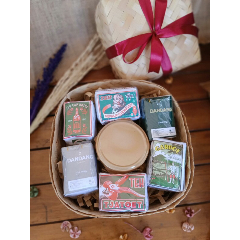 

Hampers Teh Tubruk | Tea Hampers Jadul | Paket Teh Tubruk | Souvenir Kado Gift Hadiah Wedangan Minuman Tradisional unik etnik besek