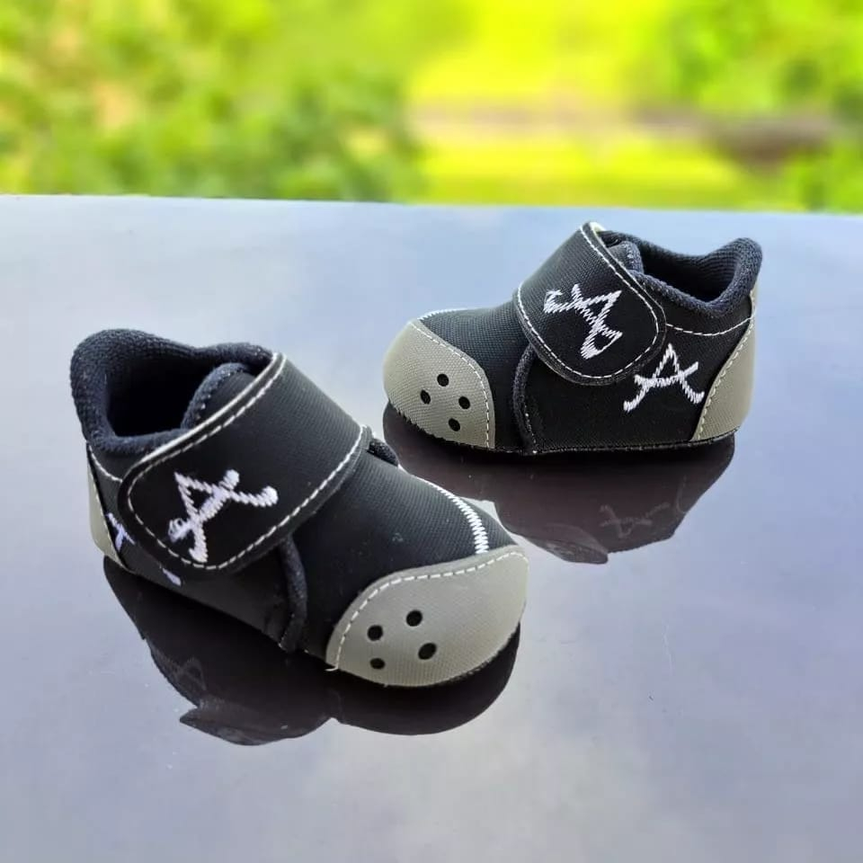 sepatu bayi laki laki usia dibawah 1 tahun