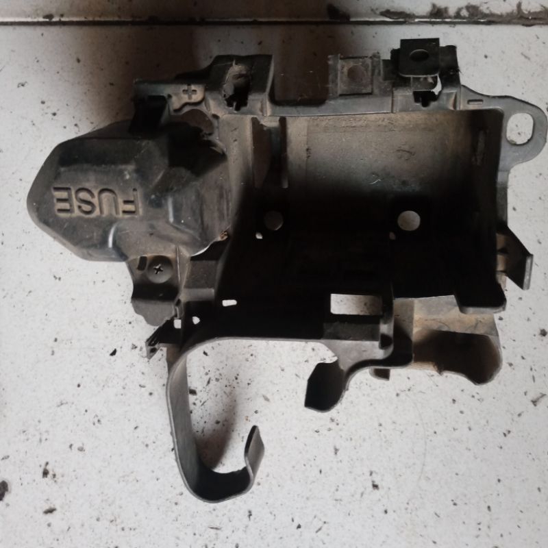 dudukan / pangkon aki Yamaha Xeon rc