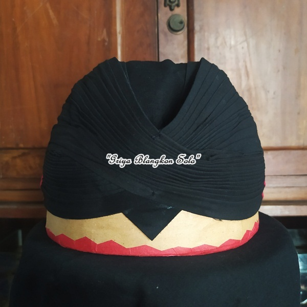 Blangkon Jogja Lipat Hitam Sumping Merah