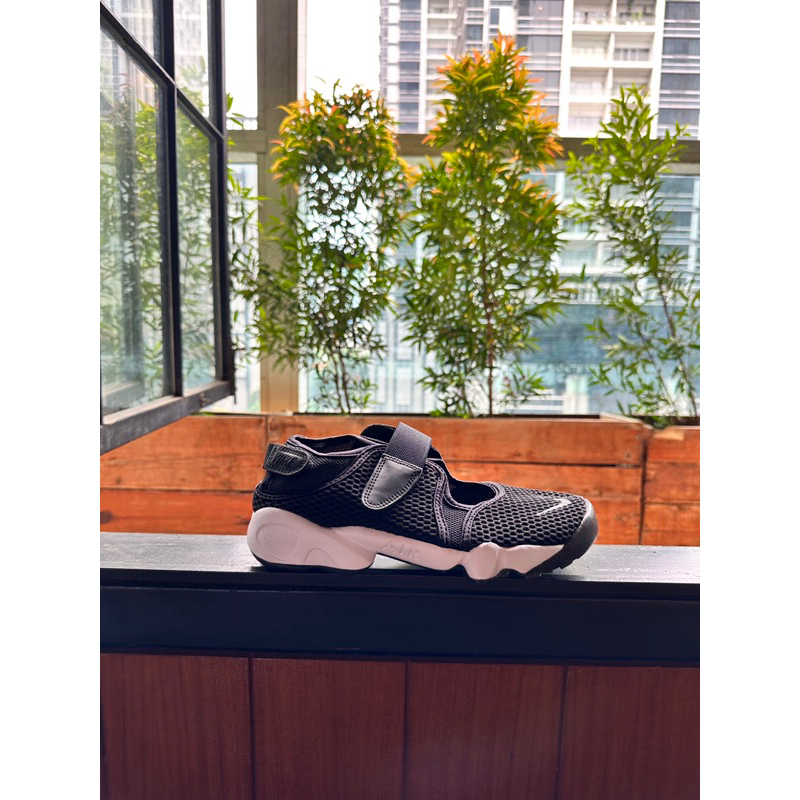 Sepatu Wanita Sneakers Nike Air Rift Black Cool Grey White 100% Original