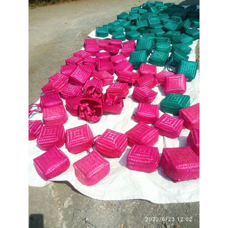 Besek tangkai warna/besek jinjing warna sepasang