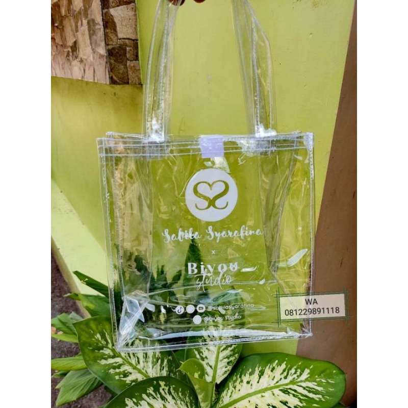 

Tas Mika transparan Ukuran P30 L10 T40 sablon 1 sisi 1 warna