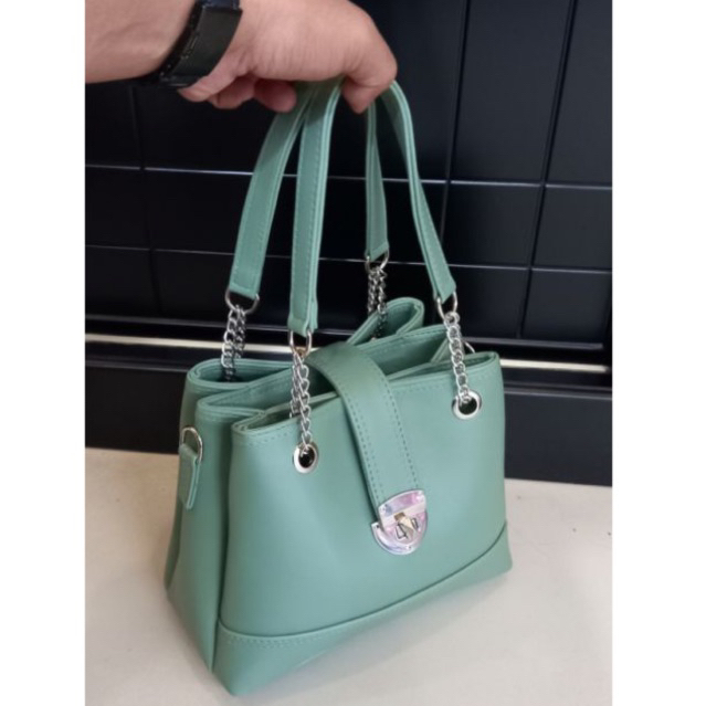 Tas Wanita Qiana Tas Tiga Ruang size 24x20cm