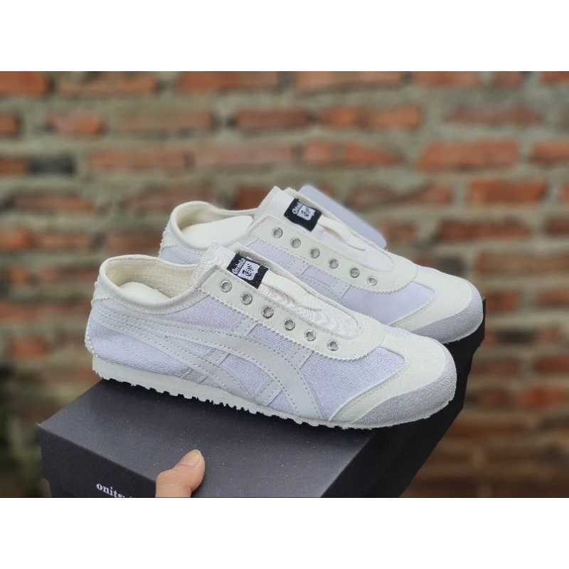 Sepatu slip on bahan kanvas full white