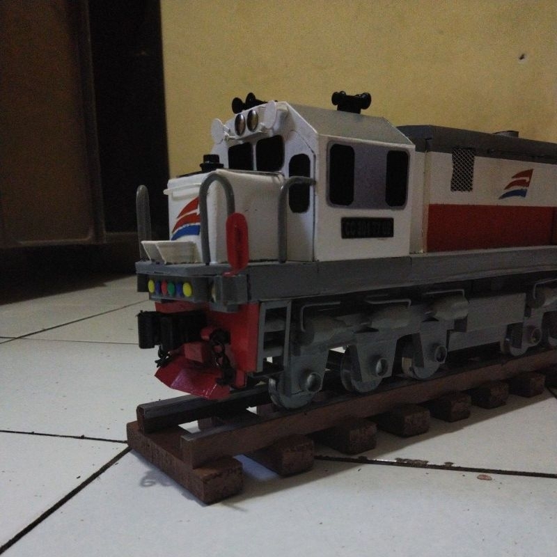 miniatur kereta api lokomotif cc201
