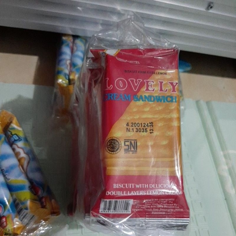 

NISSIN LOVELY CREAM SANDWICH