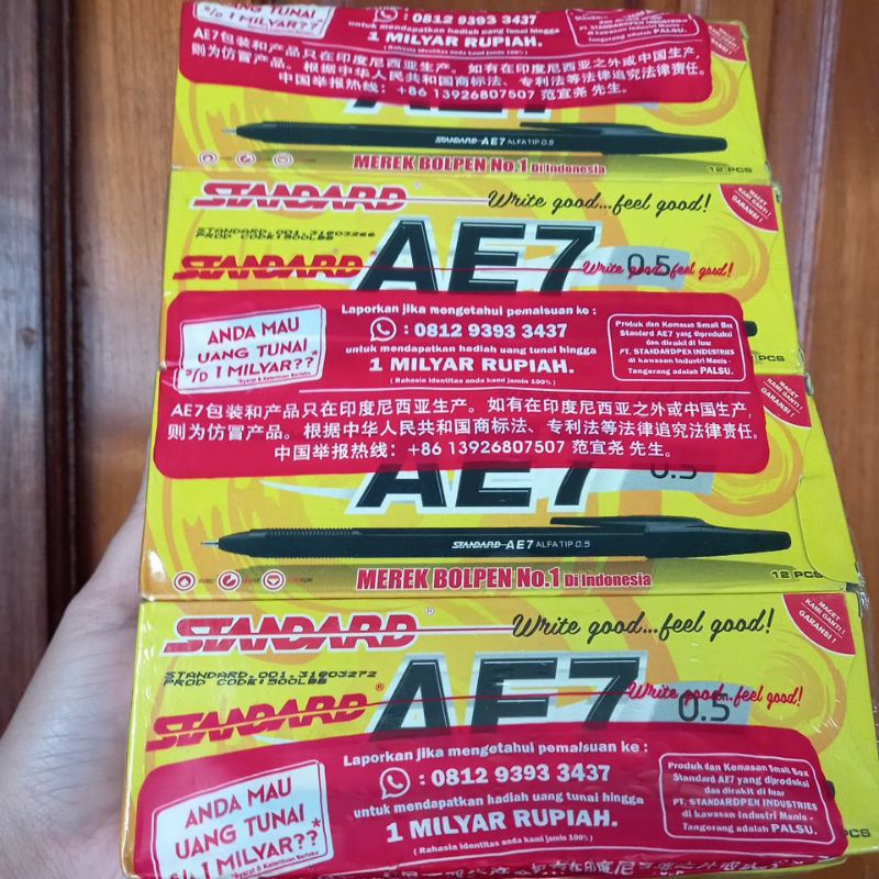 

Bolpen Hitam Standart AE7 0.5
