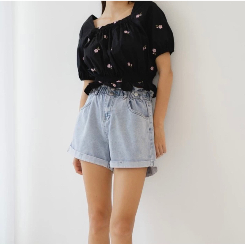 This is april claire denim short pants /celana pendek jeans