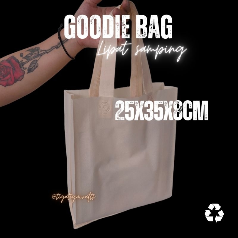 

TLS 25X35 SATUAN goodie bag 25x35 Goodiebag tali lipat samping tas spunbond polos tas kain spunbond lipat samping 25x35 goodiebag 25x35 tas kain murah tas hidangan hajatan tasyakuran tahlilan tas souvenir goodie bag tas kain 25x35x8cm tas lipat samping