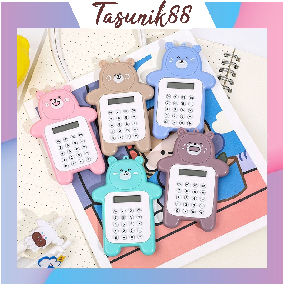 

⭐TasUnik88⭐ Gantungan Kalkulator Mini / Kalkulator Motif Beruang Mini / Kalkulator Mini 8 Digit Tombol Karet S088