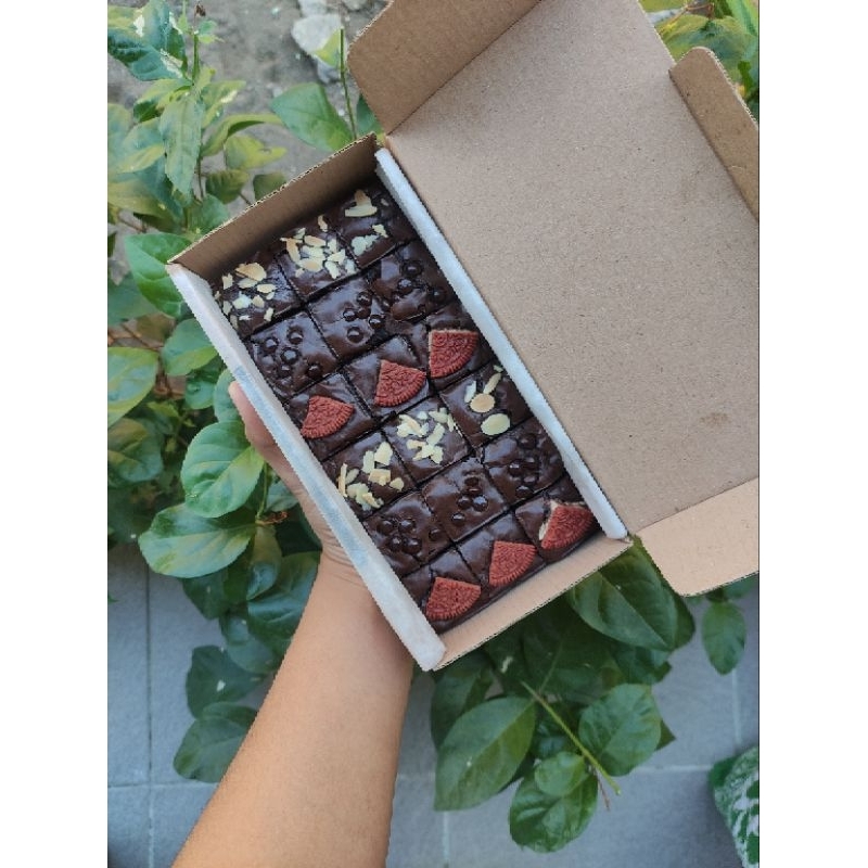 

(Bisa pakai INSTAN) MEDIUM - FUDGY BROWNIES/GREENTEA/REDVELVET Brownies Panggang
