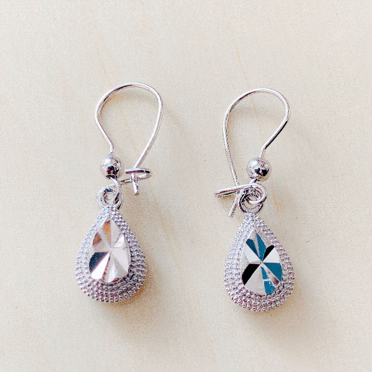 Giwang Wanita / Anting Wanita Tetes Batik Silver