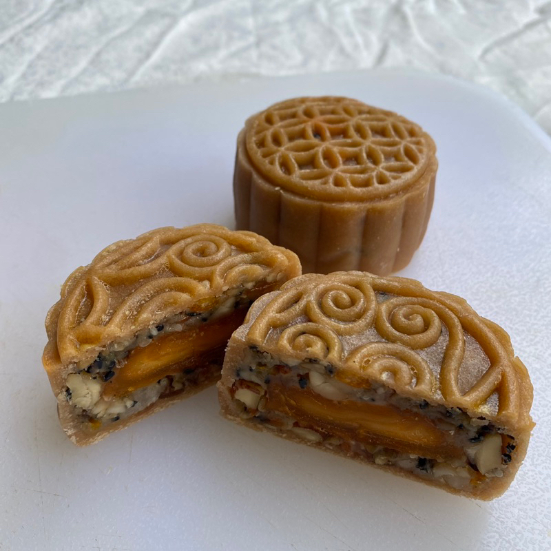 

Tiong Ciu Pia Mooncake Gojin (Chen Dji) Homemade. Terbuat dari kacangkacangan dan manisan
