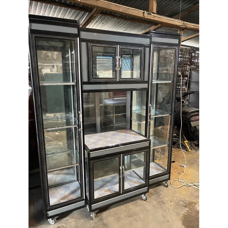 Lemari Hias Full Kaca Lantai Keramik