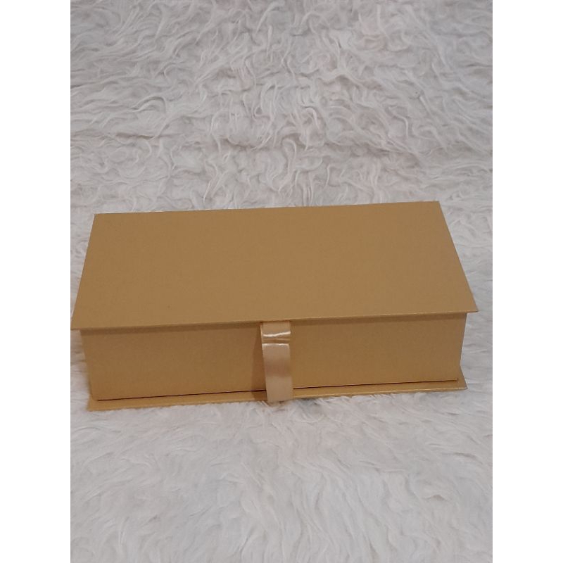 

Kotak Kado/Box Pita/Box Buku Panjang 30 cm Lebar 22 cm Tinggi 8 cm