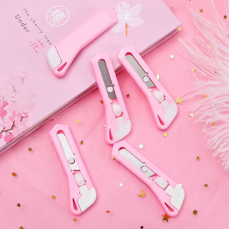 

Delunashop Pink Cutter mini Cutter pemotong kertas Cutter peralatan sekolah Cutter peralatan kerja