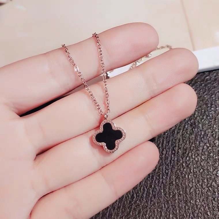 Kalung Titanium Wanita Model Bunga Warna Liontin Hitam/Putih Timbal Balik