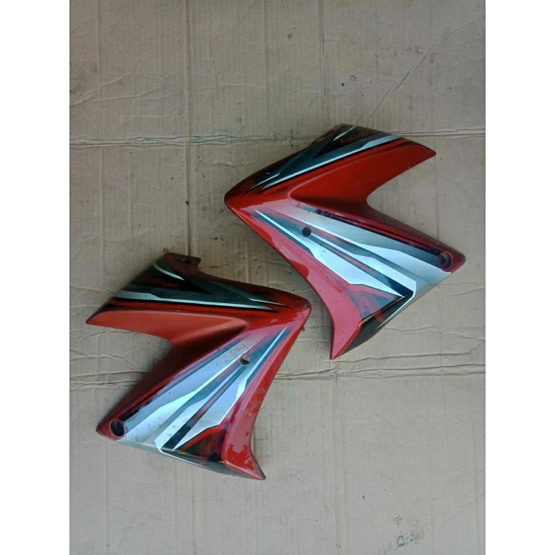 cover sayap tangki kupingan tangki vixion old lama  plus stiker warna merah