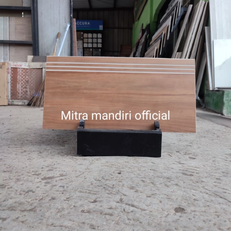 Granite tangga pijakan 30x60 Red softwood