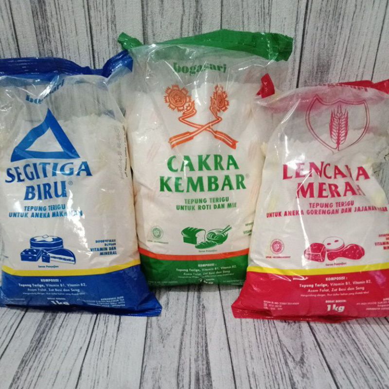 

Tepung terigu segitiga biru / Cakra kembar / lencana merah 1 kg