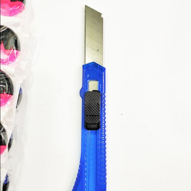 

Pisau Cutter Transparant / Pisau Cutter Transaparant Lock / Cutter Besar Transparan Lock / Cutter Transparant Warna Warni