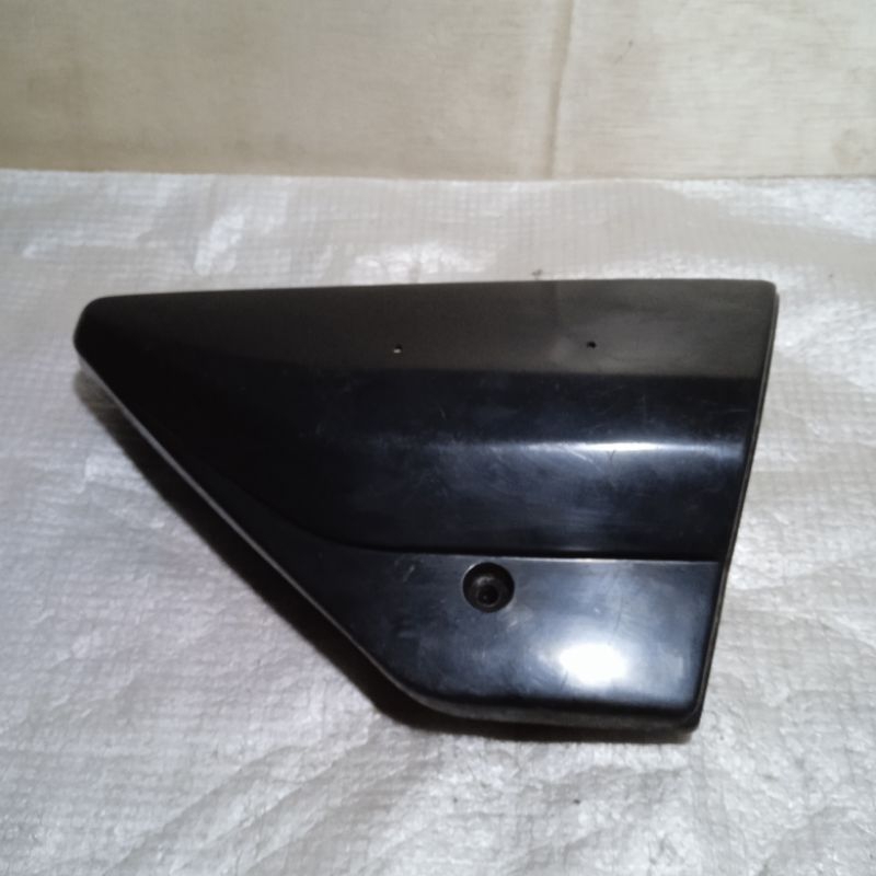Cover Box aki accu tengah kanan Suzuki TRS Original SGP Nos