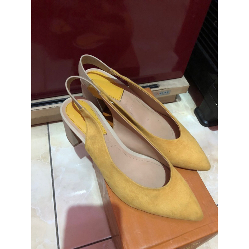 preloved sepatu heels stradivarius