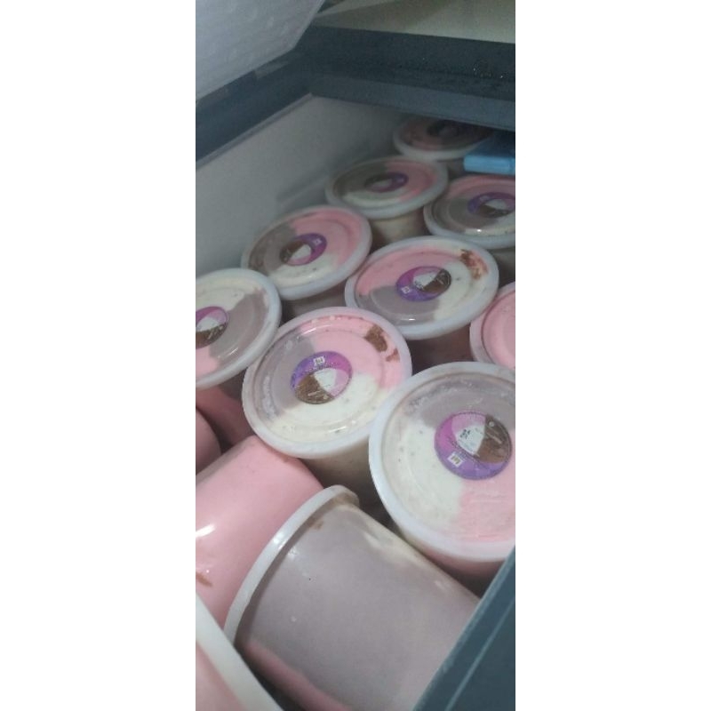 

Es Cream Miami 8Liter Tiga Varian Rasa, Strawberry, Coklat, Vanila dalam satu ember (Khusus)