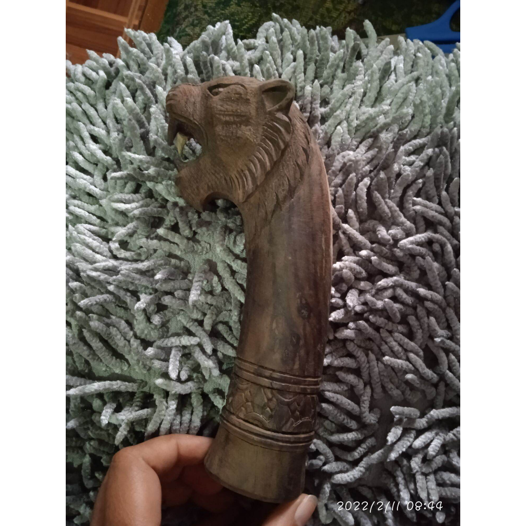 gagang pisau/glk ukiran singa bahan kayu sono keling